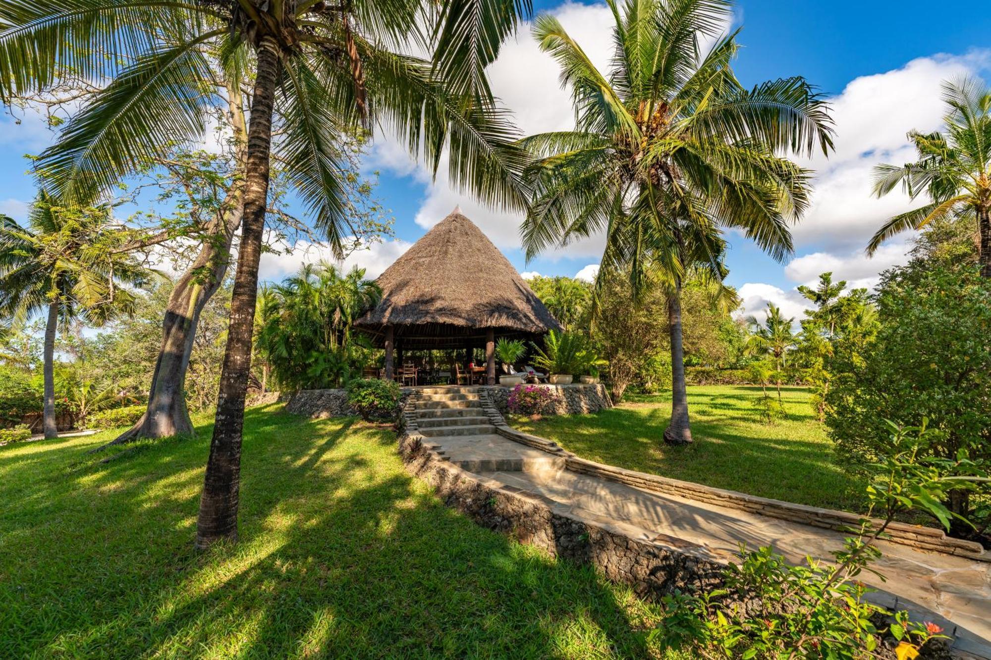 Diani Marine Divers Village Diani Beach Kültér fotó