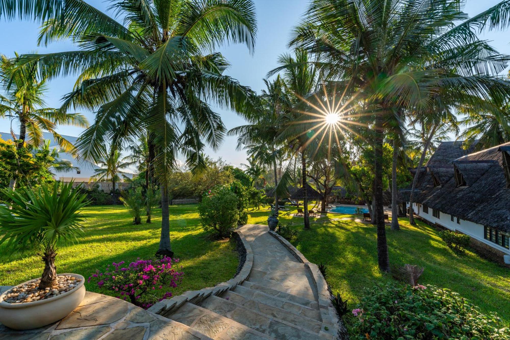 Diani Marine Divers Village Diani Beach Kültér fotó